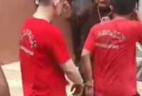 Wilson Lukman alias Koko turun dari kendaraan dengan tangan diborgol bersama terdakwa lainnya di PN Batam, Senin (18/5/2026). Foto:Screenshot