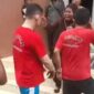 Wilson Lukman alias Koko turun dari kendaraan dengan tangan diborgol bersama terdakwa lainnya di PN Batam, Senin (18/5/2026). Foto:Screenshot