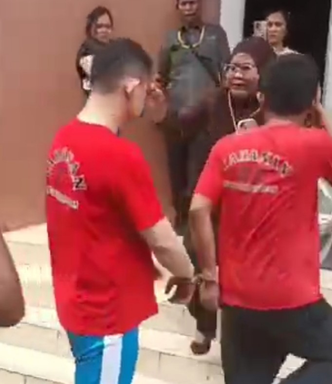 Wilson Lukman alias Koko turun dari kendaraan dengan tangan diborgol bersama terdakwa lainnya di PN Batam, Senin (18/5/2026). Foto:Screenshot