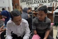 Wali Kota Batam Amsakar Achmad saat berbincang dengan warga yang tengah antrean di kantor Disdukcapil Batam. Foto: Screenshot akun media sosial @AmsakarAchmad official