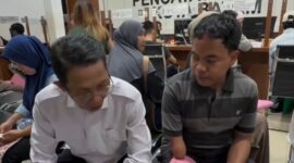 Wali Kota Batam Amsakar Achmad saat berbincang dengan warga yang tengah antrean di kantor Disdukcapil Batam. Foto: Screenshot akun media sosial @AmsakarAchmad official