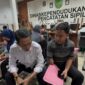 Wali Kota Batam Amsakar Achmad saat berbincang dengan warga yang tengah antrean di kantor Disdukcapil Batam. Foto: Screenshot akun media sosial @AmsakarAchmad official