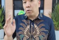 Kuasa hukum terdakwa, Andreas dari WSP Law Firm saat diwawancara wartawan di PN Batam. Foto:Ist