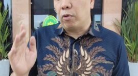 Kuasa hukum terdakwa, Andreas dari WSP Law Firm saat diwawancara wartawan di PN Batam. Foto:Ist