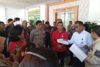 Belasan pedagang kaki lima dari Tanjunguncang saat berada di Kantor DPRD Kota Batam, Kamis (21/5/2026).