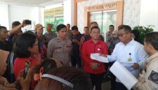 Belasan pedagang kaki lima dari Tanjunguncang saat berada di Kantor DPRD Kota Batam, Kamis (21/5/2026).