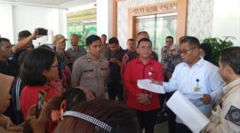 Belasan pedagang kaki lima dari Tanjunguncang saat berada di Kantor DPRD Kota Batam, Kamis (21/5/2026).