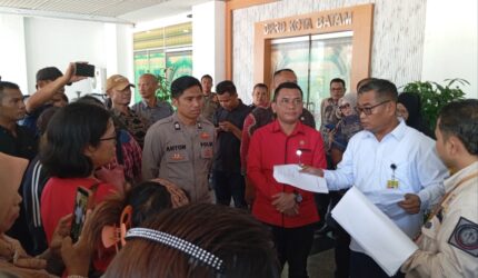 Belasan pedagang kaki lima dari Tanjunguncang saat berada di Kantor DPRD Kota Batam, Kamis (21/5/2026).