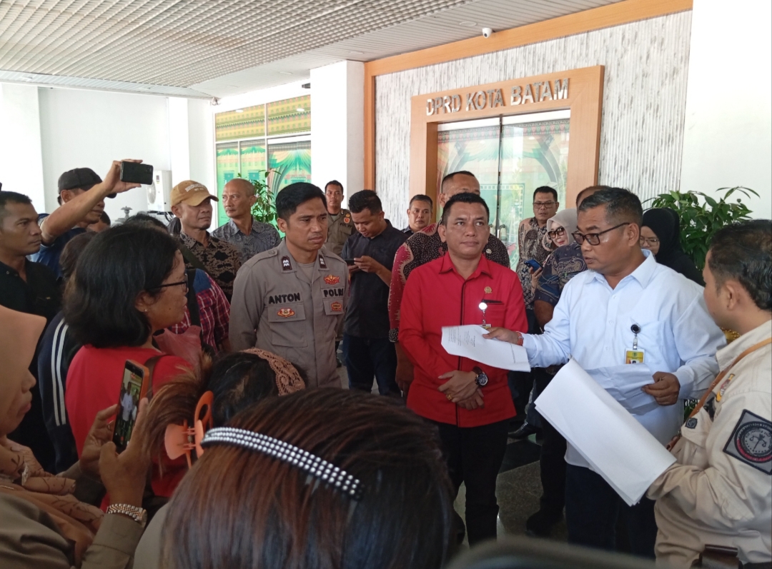 Belasan pedagang kaki lima dari Tanjunguncang saat berada di Kantor DPRD Kota Batam, Kamis (21/5/2026).
