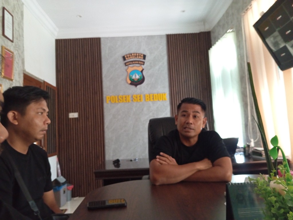 Kapolsek Sei Beduk, Iptu Alex Yasral saat diwawancara wartawan di ruangannya, Sabtu (23/5/2026). Foto:Rega/matapedia