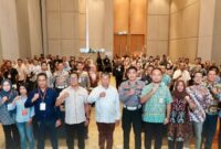 Sekda Batam Firmansyah bersama Kepala UPTD Pengelolaan Pendapatan Daerah (PPD) Batam Center atau Samsat Batam Center, Patrick Nababan saat pembukaan bimtek pajak pada Sabtu (24/5/2026). Foto:Diskominfo