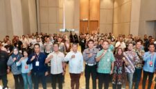 Sekda Batam Firmansyah bersama Kepala UPTD Pengelolaan Pendapatan Daerah (PPD) Batam Center atau Samsat Batam Center, Patrick Nababan saat pembukaan bimtek pajak pada Sabtu (24/5/2026). Foto:Diskominfo