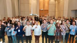 Sekda Batam Firmansyah bersama Kepala UPTD Pengelolaan Pendapatan Daerah (PPD) Batam Center atau Samsat Batam Center, Patrick Nababan saat pembukaan bimtek pajak pada Sabtu (24/5/2026). Foto:Diskominfo