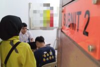 Terduga pelaku saat diperiksa penyidik Polsek Sagulung, Sabtu (30/5/2026). Foto:Rega/matapedia