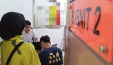 Terduga pelaku saat diperiksa penyidik Polsek Sagulung, Sabtu (30/5/2026). Foto:Rega/matapedia