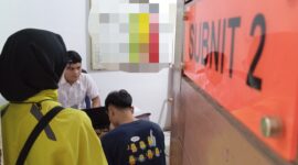 Terduga pelaku saat diperiksa penyidik Polsek Sagulung, Sabtu (30/5/2026). Foto:Rega/matapedia