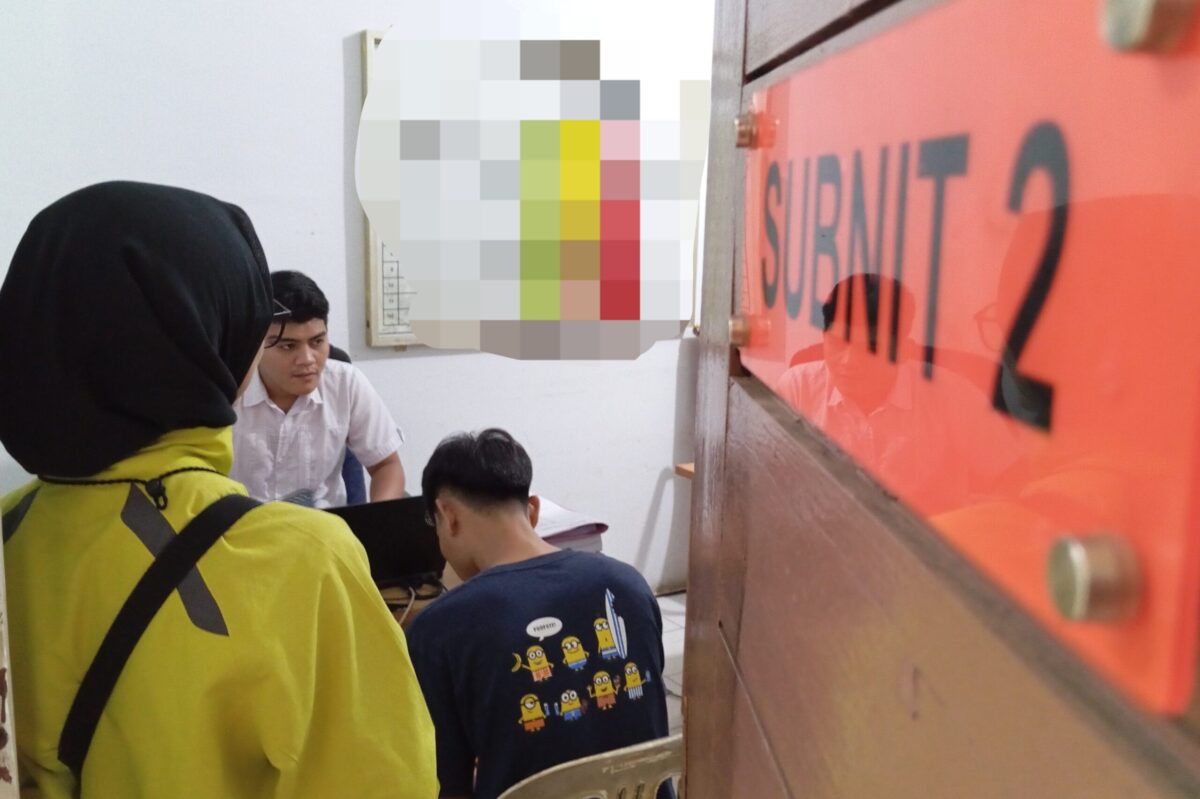 Terduga pelaku saat diperiksa penyidik Polsek Sagulung, Sabtu (30/5/2026). Foto:Rega/matapedia