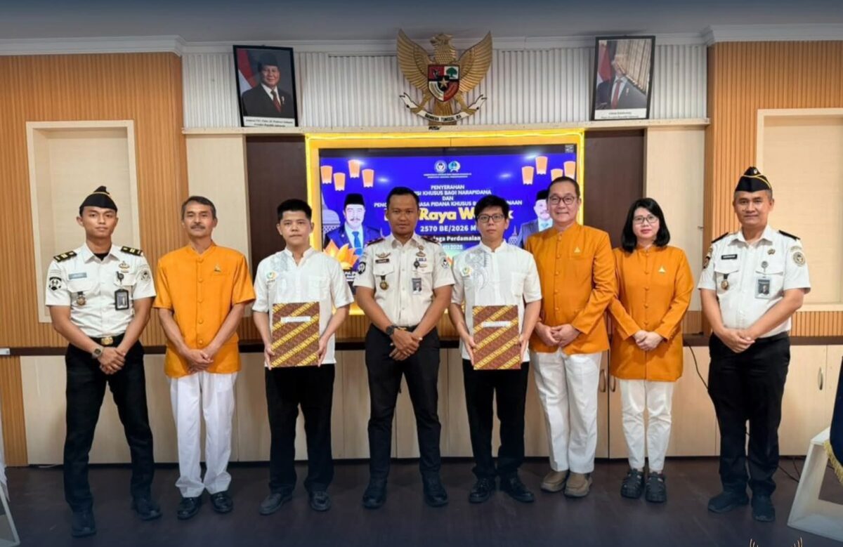 Kepala Rutan Kelas IIA Batam, Fajar Teguh Wibowo saat memberikan remisi Waisak pada warga binaan, Minggu (31/5/2026). Foto:Ist