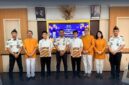 Kepala Rutan Kelas IIA Batam, Fajar Teguh Wibowo saat memberikan remisi Waisak pada warga binaan, Minggu (31/5/2026). Foto:Ist