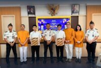 Kepala Rutan Kelas IIA Batam, Fajar Teguh Wibowo saat memberikan remisi Waisak pada warga binaan, Minggu (31/5/2026). Foto:Ist