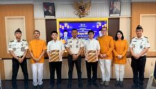 Kepala Rutan Kelas IIA Batam, Fajar Teguh Wibowo saat memberikan remisi Waisak pada warga binaan, Minggu (31/5/2026). Foto:Ist
