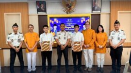 Kepala Rutan Kelas IIA Batam, Fajar Teguh Wibowo saat memberikan remisi Waisak pada warga binaan, Minggu (31/5/2026). Foto:Ist