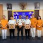 Kepala Rutan Kelas IIA Batam, Fajar Teguh Wibowo saat memberikan remisi Waisak pada warga binaan, Minggu (31/5/2026). Foto:Ist