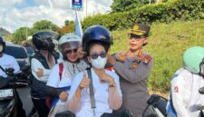  Kabid Humas Kombes Pol Dr Nona Pricillia Ohei memasangkan  helm pada pekerja di acara May Day, Jumat (1/5/2026). Foto: Humas Polda 
