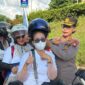  Kabid Humas Kombes Pol Dr Nona Pricillia Ohei memasangkan  helm pada pekerja di acara May Day, Jumat (1/5/2026). Foto: Humas Polda 