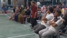 Salah satu warga Puskopkar Darma yang terdampak penundaan pembayaran WTO saat bertemu pihak kelurahan, Sabtu (2/5/2026). Foto:Ist