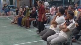 Salah satu warga Puskopkar Darma yang terdampak penundaan pembayaran WTO saat bertemu pihak kelurahan, Sabtu (2/5/2026). Foto:Ist