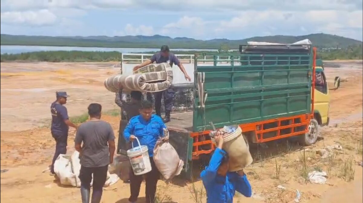 Petugas BP Batam saat bantu proses pemindahan barang warga Rempang beberapa waktu lalu. Foto; Istimewa