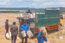 Petugas BP Batam saat bantu proses pemindahan barang warga Rempang beberapa waktu lalu. Foto; Istimewa
