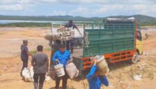 Petugas BP Batam saat bantu proses pemindahan barang warga Rempang beberapa waktu lalu. Foto; Istimewa