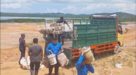 Petugas BP Batam saat bantu proses pemindahan barang warga Rempang beberapa waktu lalu. Foto; Istimewa