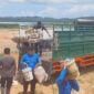 Petugas BP Batam saat bantu proses pemindahan barang warga Rempang beberapa waktu lalu. Foto; Istimewa