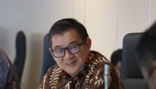Direktur PLN Batam saat mengikuti rapat dengan Dony Oskaria beberapa hari lalu. Foto: Istimewa
