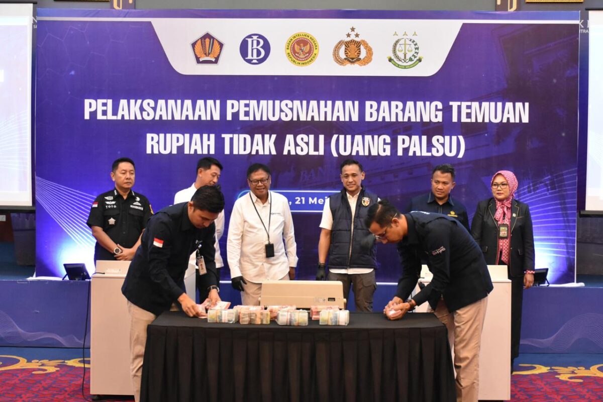 Ribuan uang palsu dimusnahkan. Foto: Istimewa