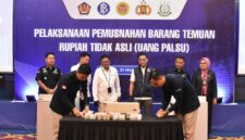 Ribuan uang palsu dimusnahkan. Foto: Istimewa