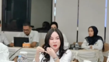 Wakil Kepala BP Batam yang juga wali Kota Batam sekaligus Plh Li Claudia Chandra saat rapat bersama camat dan lurah pada 26 Mei 2026. FotO: Screenshot
