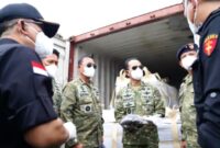 Kepala Staf Umum (Kasum) TNI Letjen TNI Richard Taruli H. Tampubolon bersama jajaran Satgas Penertiban Kawasan Hutan (PKH) turun langsung meninjau kapal tangkapan tersebut di Dermaga Mako Kodaeral IV Batam, Selasa (26/5/2026). Foto:Dok TNI AL