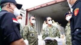 Kepala Staf Umum (Kasum) TNI Letjen TNI Richard Taruli H. Tampubolon bersama jajaran Satgas Penertiban Kawasan Hutan (PKH) turun langsung meninjau kapal tangkapan tersebut di Dermaga Mako Kodaeral IV Batam, Selasa (26/5/2026). Foto:Dok TNI AL