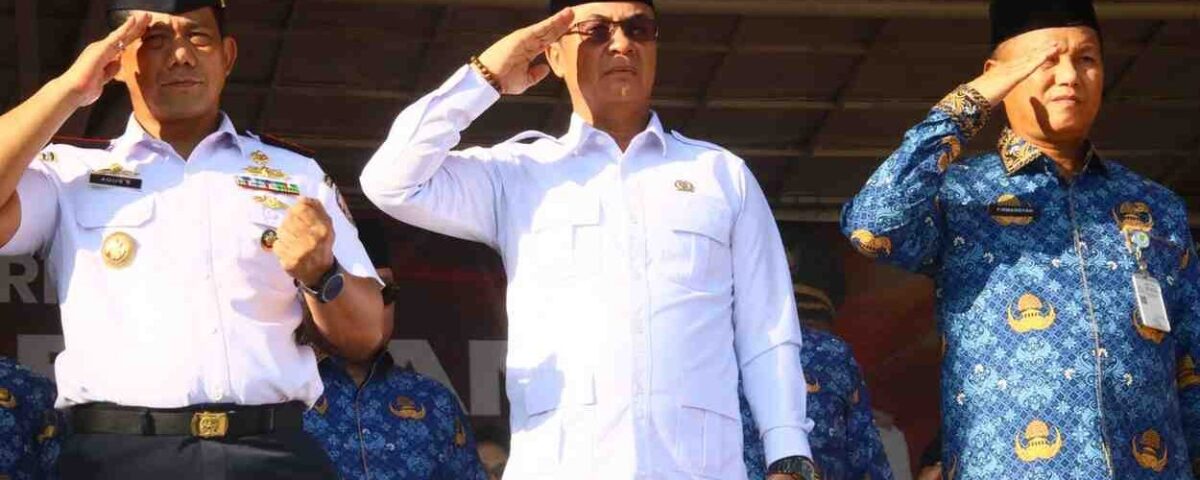 Wakil Ketua I DPRD Kota Batam Aweng Kurniawan tengah saat Upacara Bendera 17 Hari Bulan Tingkat Kota Batam Tahun 2026 yang digelar di Dataran Engku Puteri, Batam Center, Rabu (17/6/2026). Foto:Ist