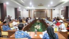 Komisi IV DPRD Kota Batam memanggil sejumlah pihak dalam Rapat Dengar Pendapat Umum (RDPU) untuk membahas dugaan ketidaksesuaian administrasi dan legalitas penyelenggaraan Kelompok Bermain (KB) atau Playgroup Yayasan Djuwita Prakarsa, Rabu (17/6/2026). Foto: Dok. DPRD Batam