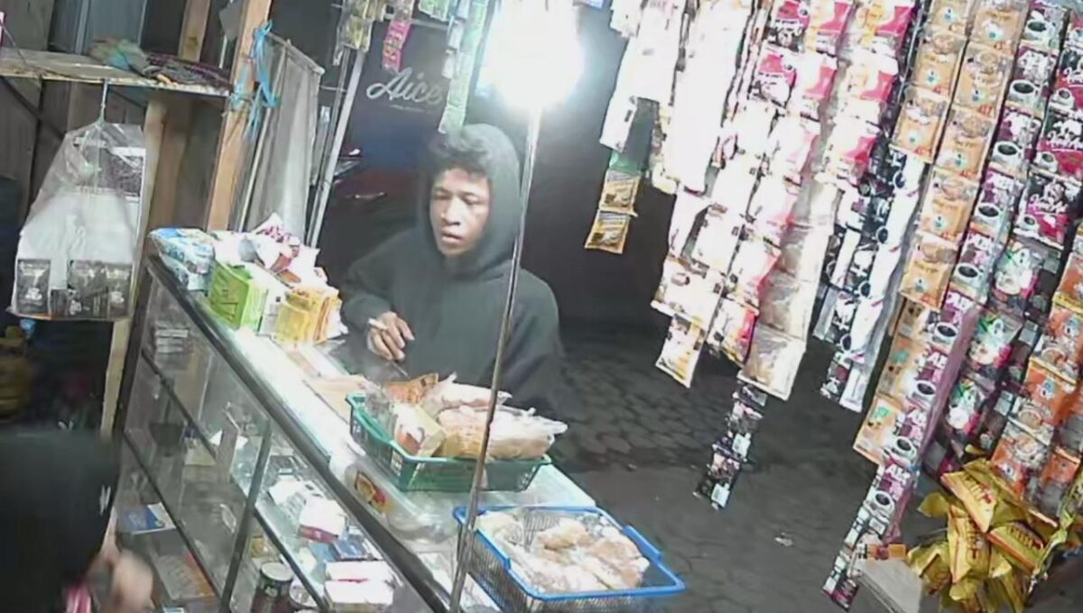 Salah satu diduga pelaku pencurian ponsel di toko 24 jam di kawasan Jalan Panglima Polim, Rajawali (Kasang), Senin (1/6/2026) dini hari. Matapedia6.com/Ali