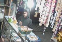 Salah satu diduga pelaku pencurian ponsel di toko 24 jam di kawasan Jalan Panglima Polim, Rajawali (Kasang), Senin (1/6/2026) dini hari. Matapedia6.com/Ali