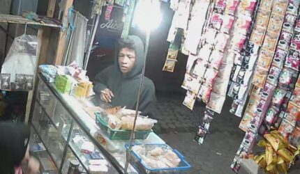 Salah satu diduga pelaku pencurian ponsel di toko 24 jam di kawasan Jalan Panglima Polim, Rajawali (Kasang), Senin (1/6/2026) dini hari. Matapedia6.com/Ali