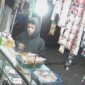 Salah satu diduga pelaku pencurian ponsel di toko 24 jam di kawasan Jalan Panglima Polim, Rajawali (Kasang), Senin (1/6/2026) dini hari. Matapedia6.com/Ali