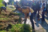 Lurah Sagulung Kota bersama masyarakat tengah menyulap TPS Liar di jalan menuju Kavling lama jadi taman menggunakan ban mobil dipinggir jalan pada Minggu (31/5/2026). Foto:Istimewa