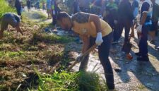Lurah Sagulung Kota bersama masyarakat tengah menyulap TPS Liar di jalan menuju Kavling lama jadi taman menggunakan ban mobil dipinggir jalan pada Minggu (31/5/2026). Foto:Istimewa